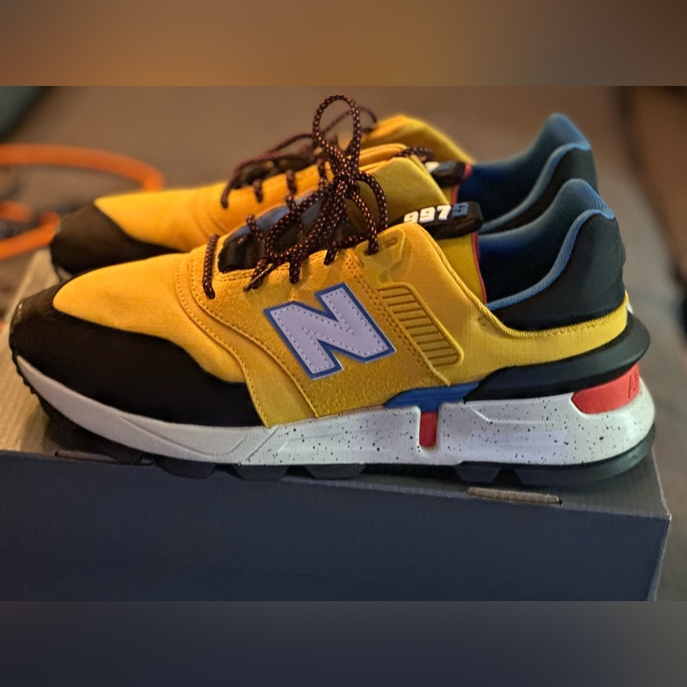 NEW BALANCE / SNEAKERS SIZE 9.5 / MENS / 997 SPORT / MS997SKB ( GOLD/BLACK)
